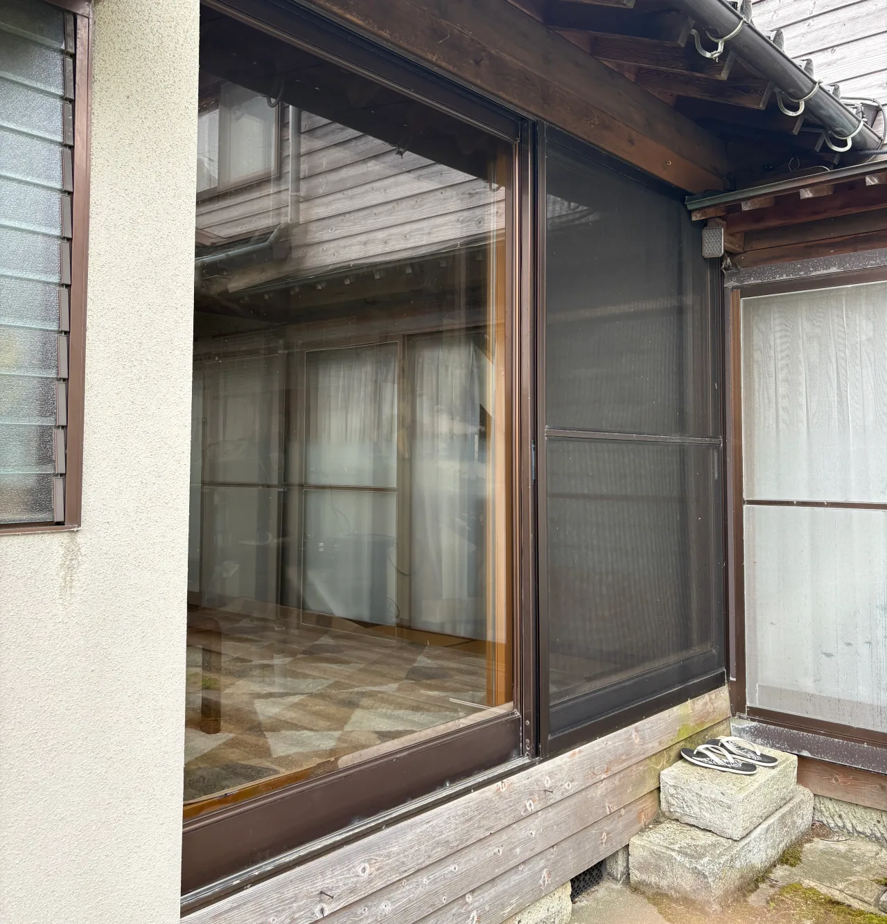 和室の掃き出し窓に<br>ミラーフィルム